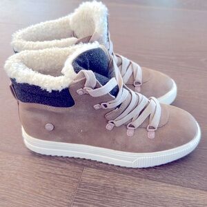 NWOT! KENNETH COLE NY hiker lace up ankle boots. kids size 3 / women’s 5-5.5.